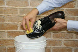 サドルソープの使用方法（表革靴のクリーニング）